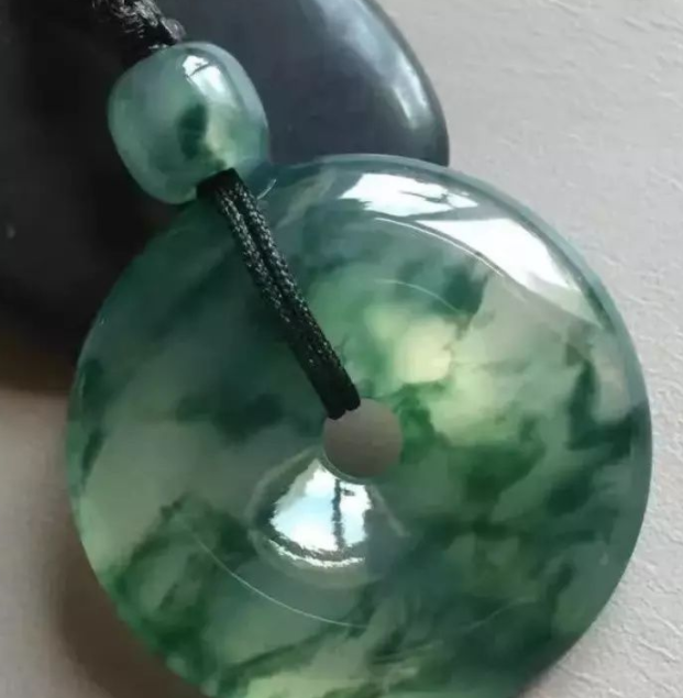 翡翠|压得住金首饰的刘亦菲，戴起翡翠来就不是那个味道了