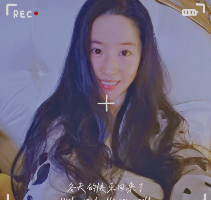 刘亦菲|?刘亦菲晒睡衣美照，这才是真素颜，撕掉娱乐圈女明星伪素颜遮羞布