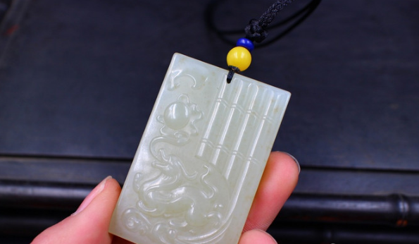 雕刻|玉牌是和田玉中最独立的工艺，雕刻工艺精巧，还融合了书法与绘画