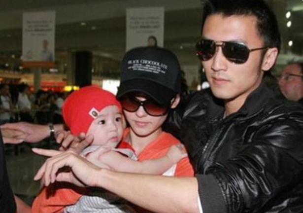 张柏芝|张柏芝晒照片，大儿子被误认为是新男友，13岁已长成谢霆锋的模样