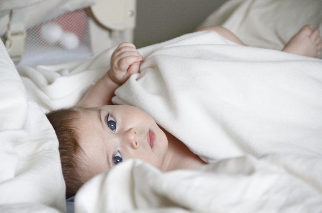 小邢聊育儿|天天开空调,宝宝还是长了痱子,这到底是怎么回事?