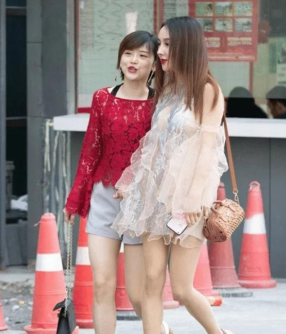 花团锦簇 蕾丝裙打造辣妈的优雅，诠释成熟的