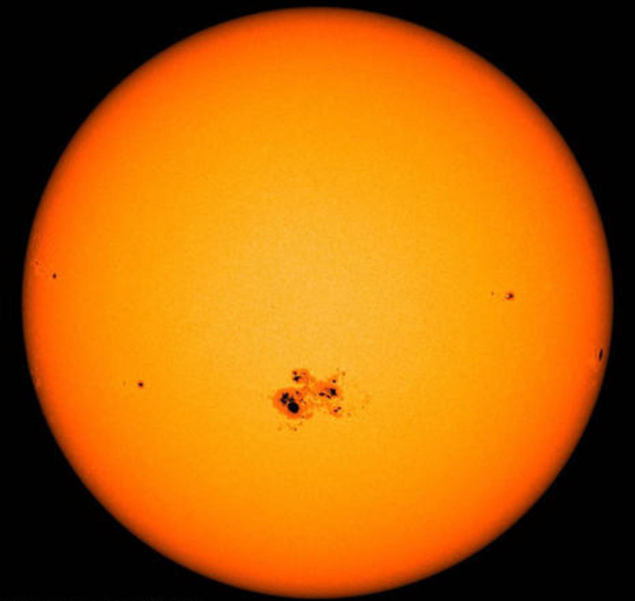 太阳黑子是什么?太阳温度那么高,太阳黑子为什么是黑的?
