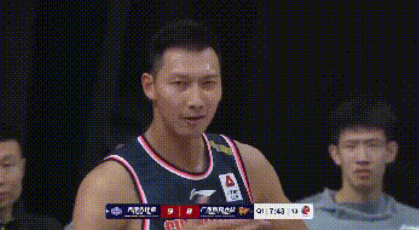 易建聯(lián)|尷尬！易建聯(lián)與任駿飛相撞后失誤，沒有怒吼，主動拍胸脯認(rèn)錯