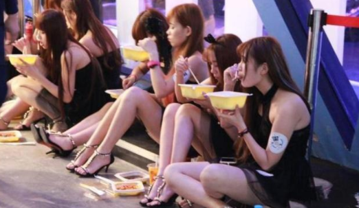 横店|横店校花“泛滥成灾”，成群蹲在地上吃盒饭，却幻想着一夜成名