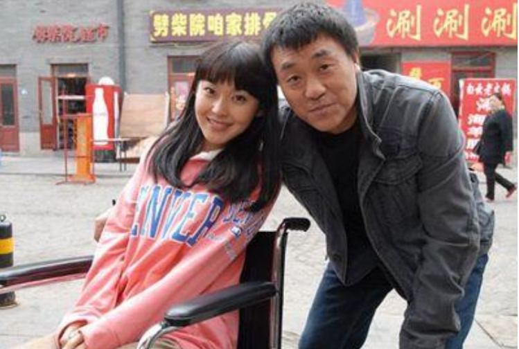 何冰|何冰37岁走红，1998年李海洋倒贴5000块钱办婚礼：白捡了个老婆