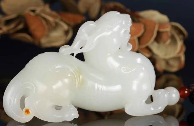 |无暇不成玉,质地再好的和田玉也会有瑕疵,要接受它的瑕疵美