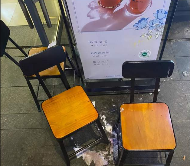 消费日报社 女子在奶茶店被陌生男子泼奶茶，网友：典型的无差别攻击！