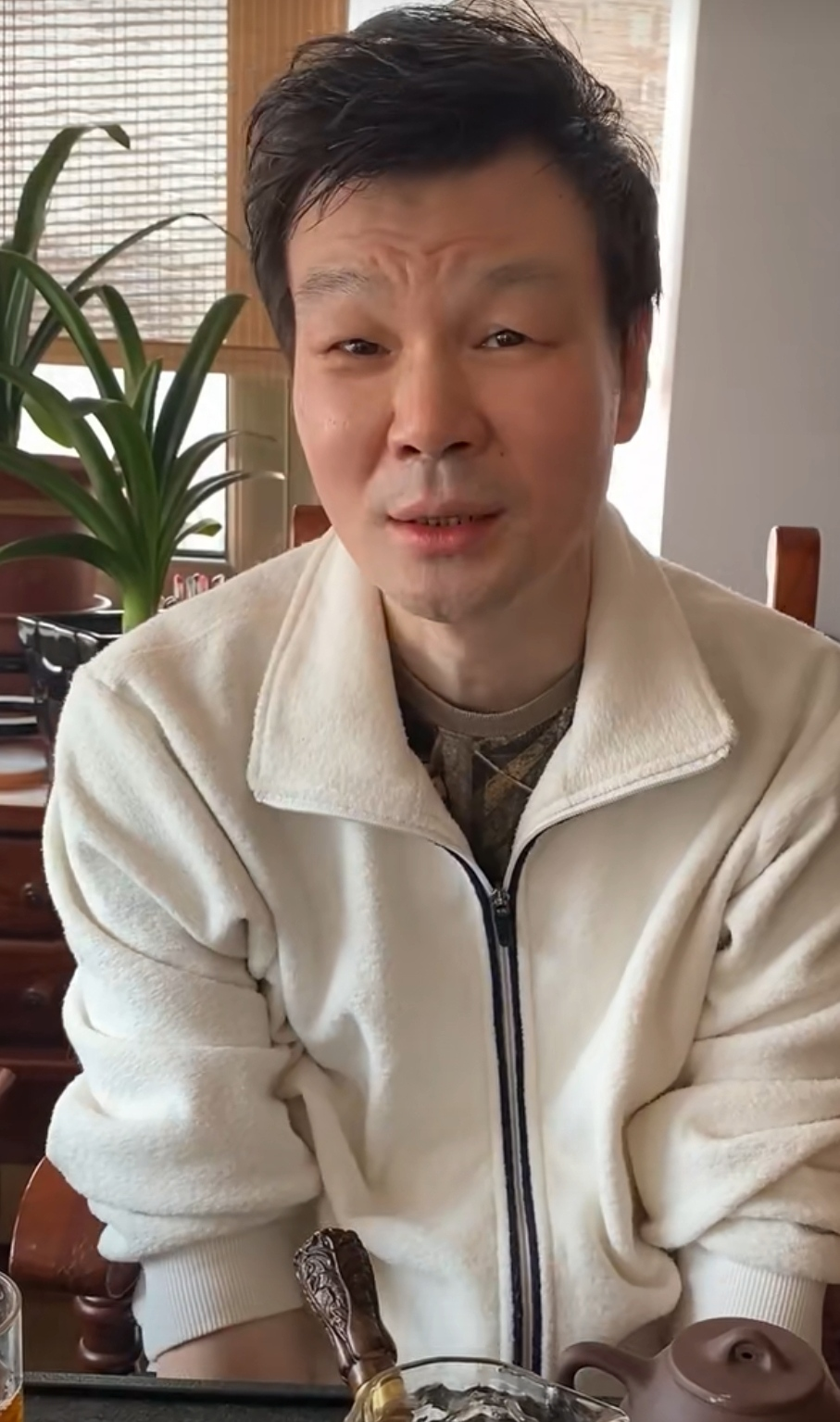 高岗|56岁主持人李彬被曝身患重病，曾是安徽卫视一哥，仅靠药物维持生命