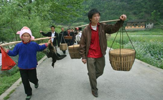 农村见闻 老农村亲戚之间爱走动，为何如今去亲戚家，很快就会离开？