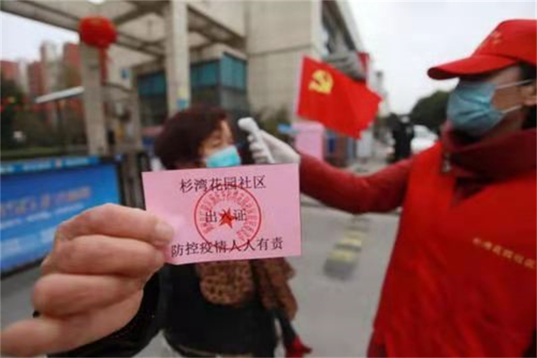 阳泉 南通又出现一个“毛老太”，不戴口罩不怕病毒，还喊称不怕坐牢不怕枪毙