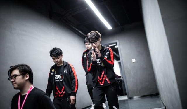 陪你青丝到白发|LGD大鹅战胜VG冲出B组，WB还没开始打就出局，VG与EDGM竞争激烈