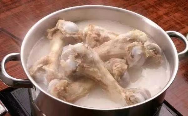 东林富谈育儿|婆婆给6个月的女儿吃白开水泡馒头、肥肉,我瞬间不淡定了,这些食物不适合当辅食