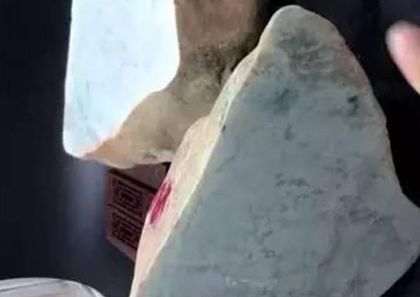 翡翠|最新三十七公斤的翡翠原石一刀切垮，行家看了一眼立马“扭转乾坤”变废为宝！