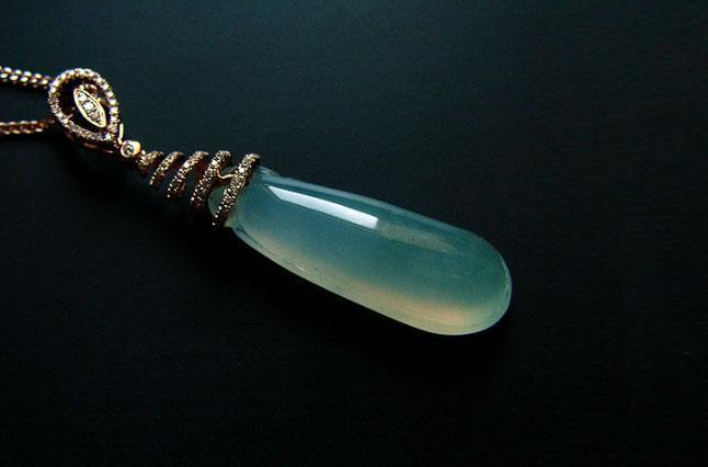 翡翠|蓝水翡翠很独特神秘，你知道怎么区分和保养它吗？赶快来学习吧