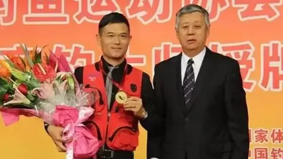 |一年要贴1000多张膏药，常年在外，这就是“钓王”邓刚的生活