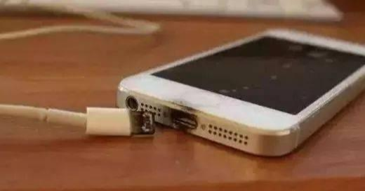 荷叶说|手机一夜不拔,有危险吗?