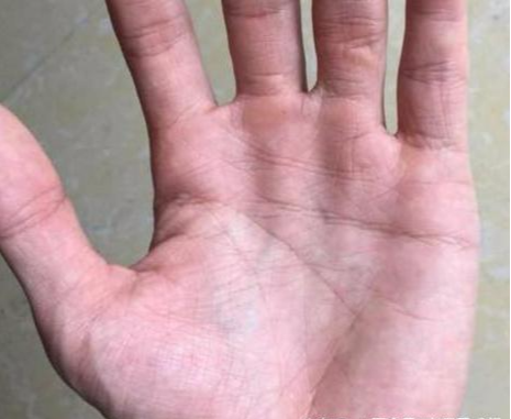 玄何师傅讲命理 这种手相的人，婚姻上比较坎坷，一生吵闹不断