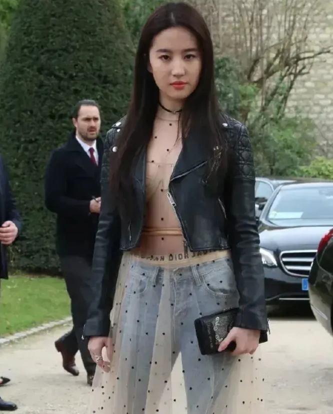 成毅|美女也要选对衣服！刘亦菲这套行头太另类，斑点纱裙和窗帘差不多