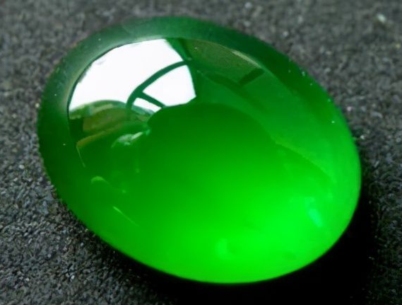 翡翠|翡翠饰品中，调水也非常影响它的价值，是一种物理现象