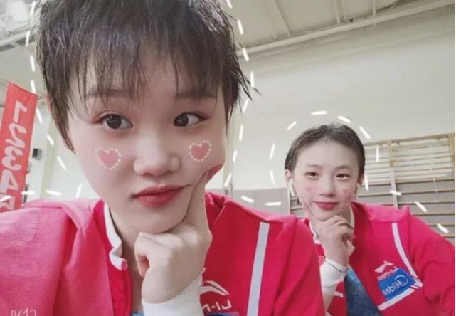 易烊千玺|张家齐5岁与郭晶晶合照，扎小辫好可爱，用12年追上了偶像郭晶晶