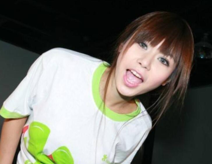 |“宁坐宝马哭”的马诺，11年间从网红变艺人，如今她实现坐宝马的愿望了吗？