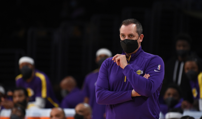 湖人队|火出圈!陈冠希现场观看勇湖大战,李易峰盛赞詹皇,吴彦祖躺枪