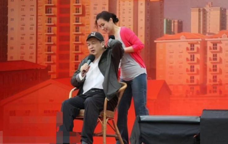 黄宏|喜剧笑匠黄宏，结婚31年，藏了26年的女儿，原来是熟悉的她