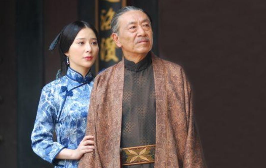 王奎荣|73岁老戏骨娶36岁女星，婚后生下二子，自己满脸疲惫妻子打扮娇艳