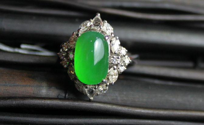 |新手买翡翠不要单纯看色，这几种翡翠更值得新人选，翡翠中的极品