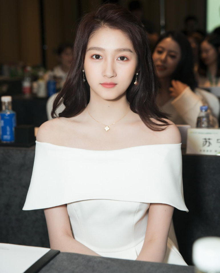 关晓彤|同样穿旗袍，谁注意baby和关晓彤配啥鞋？网友：已婚与未婚的区别