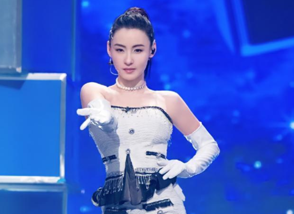 张柏芝|张柏芝晒照片，大儿子被误认为是新男友，13岁已长成谢霆锋的模样