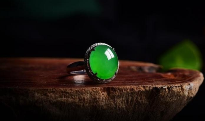 翡翠|新手买翡翠不要单纯看色，这几种翡翠更值得新人选，翡翠中的极品