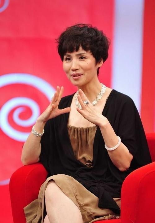 徐俐|退休3天的徐俐，晒生活照，她妆容精致，标志性的短发，干净利落