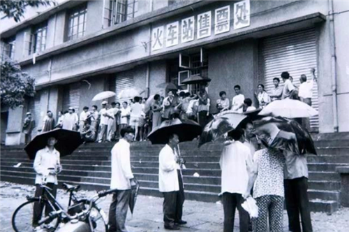 偷遍36趟火车,成首个被判死刑的小偷,贼王“黄瘸子”有多嚣张?