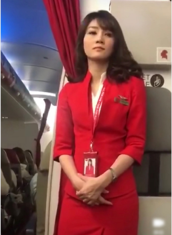 小姐姐 “泰国飞机上遇到的空姐，我该怎么搭讪”哈哈哈哈你确定这是小姐姐！！