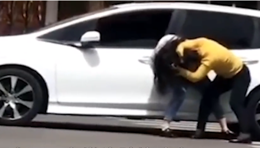 小白的快乐生活 女子开车连续多次撞击宝马，两司机扯头发街头互殴，引路人围观