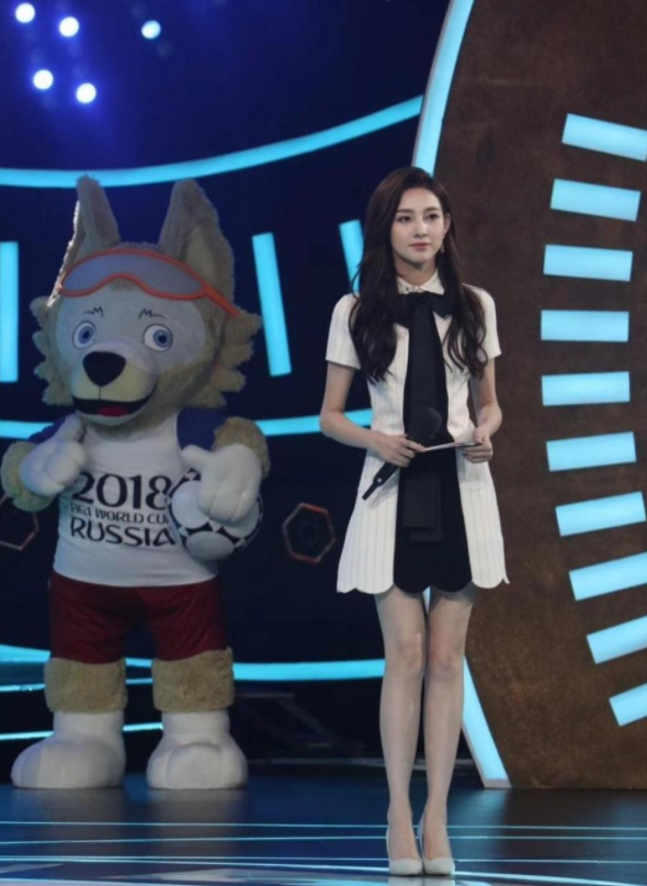 央视|央视女主持走秀时泳裤滑落，却很坦然走完全程：谁爱看谁看去呗！