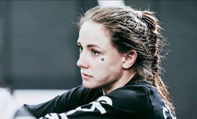 UFC|论实力，她早该被UFC开除！可谁叫白大拿都贪恋她的颜值