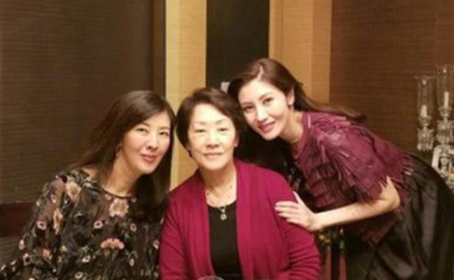 蒋欣|不愧是港姐的天花板，岁月不败美人，李嘉欣51岁与女团站一起直接碾压她们！