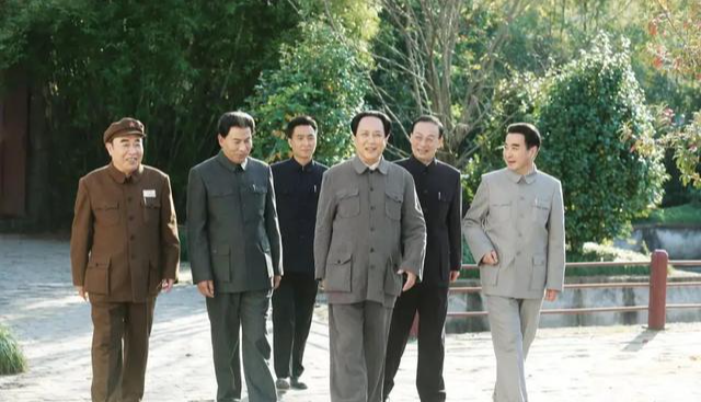 香山叶正红|《香山叶正红》选角敷衍，非特型演员演开国将帅，草台班子既视感