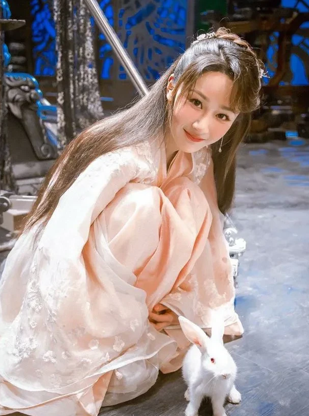 杨紫|“杨紫网宣”删除了官宣“合约期满”一事，看来已有变数？