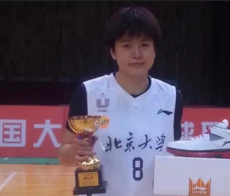 女篮|用职业球员就对了！三人女篮夺奥运铜牌，万圣伟师姐勇冠三军立头功