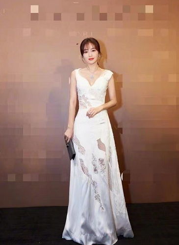 秦岚|42岁的秦岚，穿白色连衣裙嫩的像少女，一字锁骨好抢眼