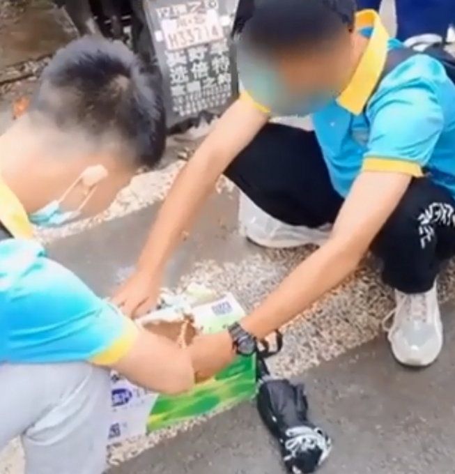 诡闻探听录|牛奶不让进校园 四川两学生校门口连喝11盒奶！涉事校长被约谈