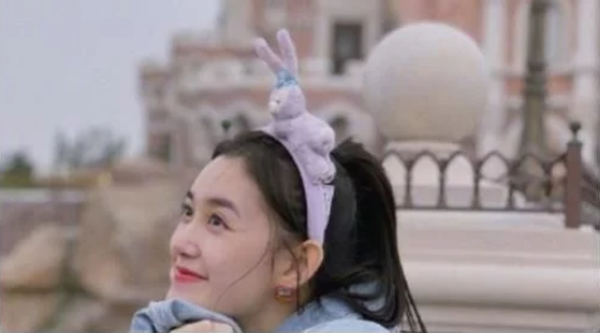 蒋依依|小时候的蒋依依五官稚气，长大后竟然是校花，刚开始不信，素颜照一出啪啪打脸！