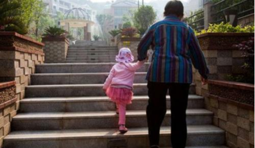 全能辣妈plus|“外孙是狗,吃完就走”为何外孙不想去外婆家?原因扎心了