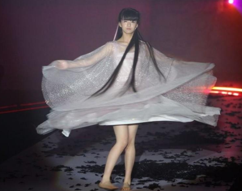 小彩旗|小彩旗：春晚转4小时成名，因叛逆被杨丽萍放弃，21岁胖到认不出