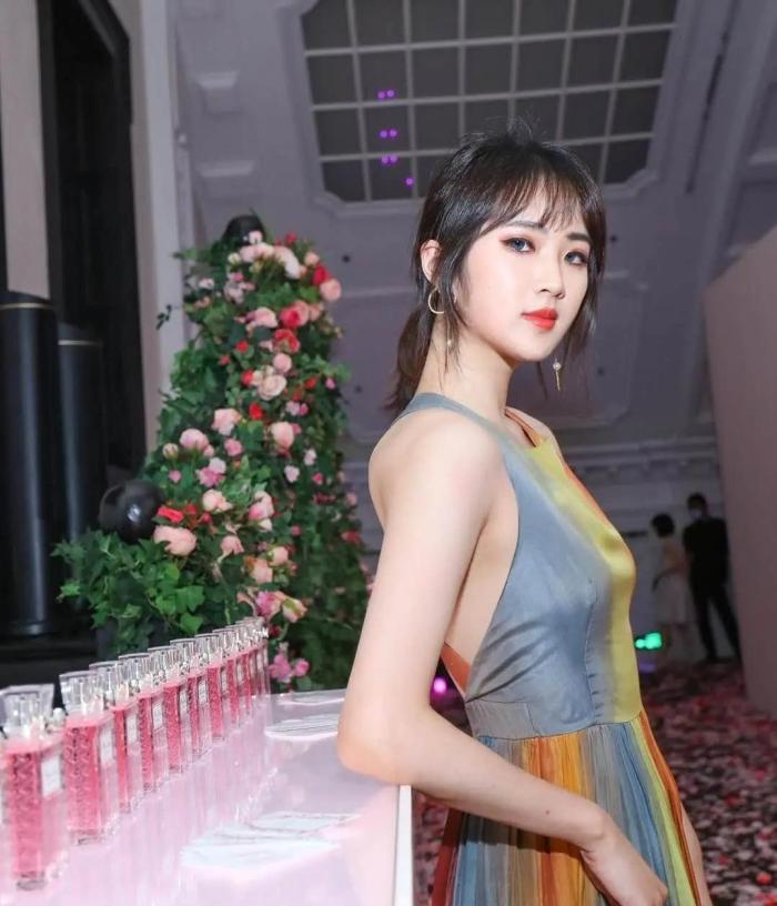 赌王|姚安娜何超欣与她们长姐的宿命：长女是用来承志的，幼女不过是晚年用来怡情的！