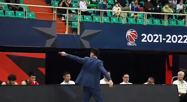 杨鸣|6分钟4犯1失误！杨鸣将辽篮大将赶出球场，于嘉：这是气急了
